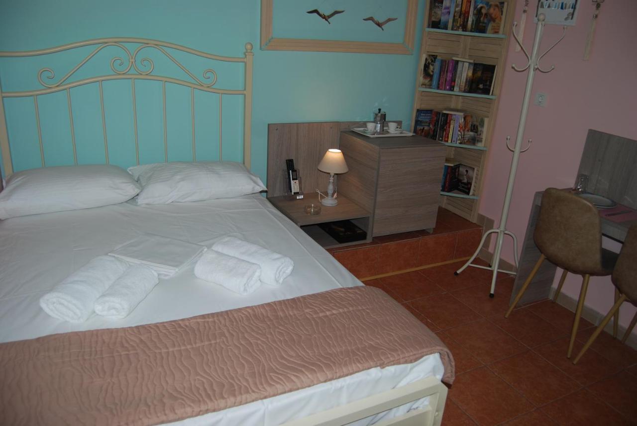 Luxury Traditional Room The Small Bookstore Kastro-Kyllini Exteriör bild